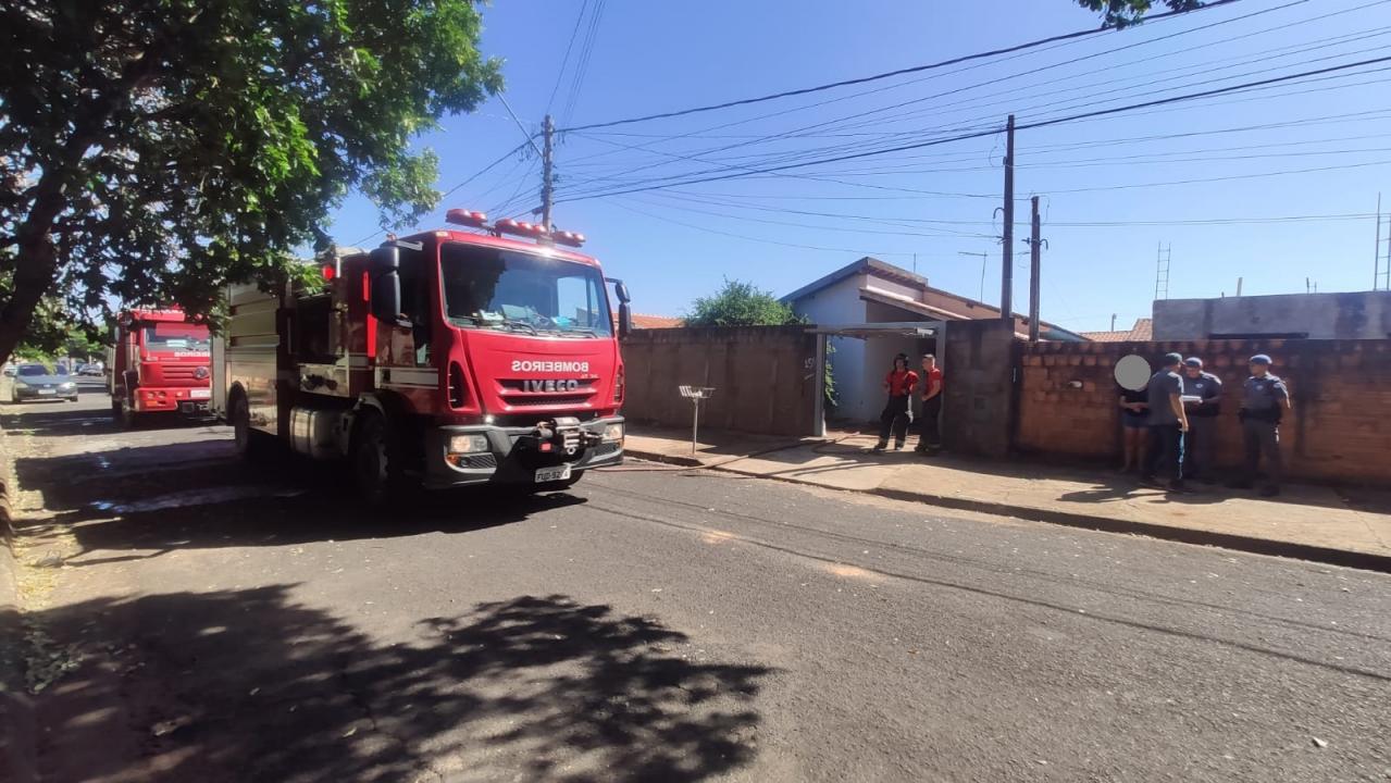 Foto 6 de 7 — Bombeiros controlam fogo em outra residência em Araraquara
